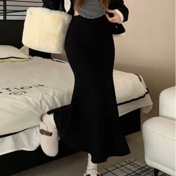 Black Knit Mermaid Skirt - Picture 1 of 2